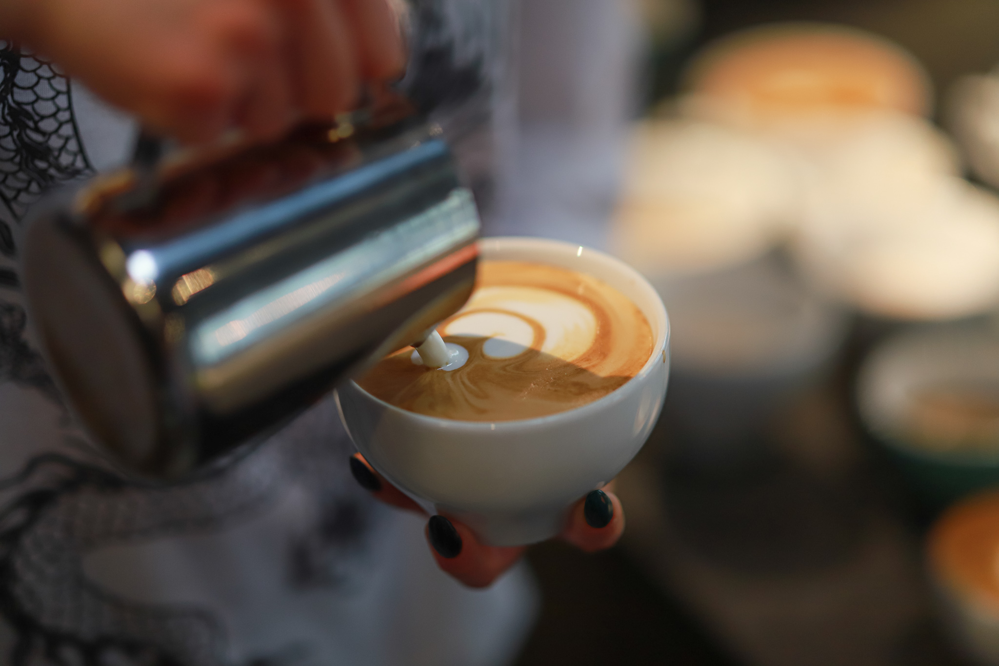 Latte Art wird im BIKINI frisch gegossen