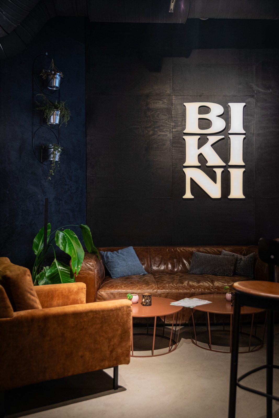 BIKINI-Schriftzug über der gemütlichen Sofaecke
