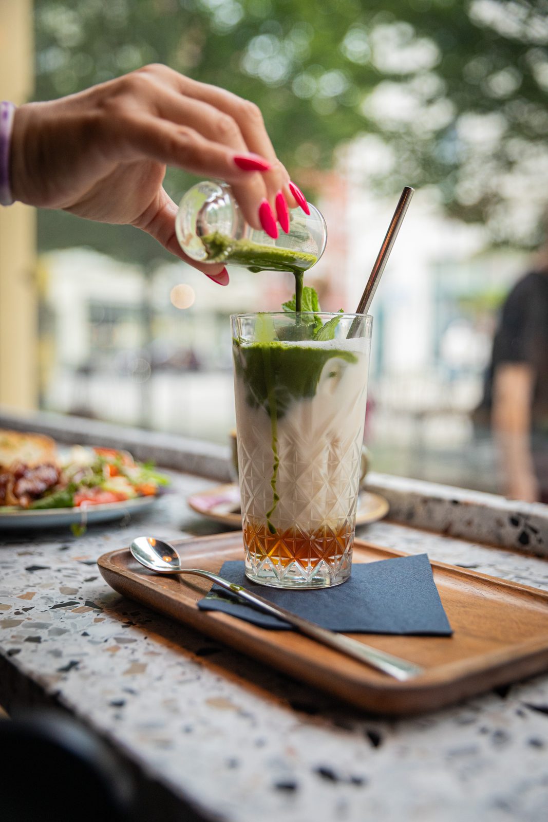 Eiskalter Matcha Latte wird frisch aufgegossen