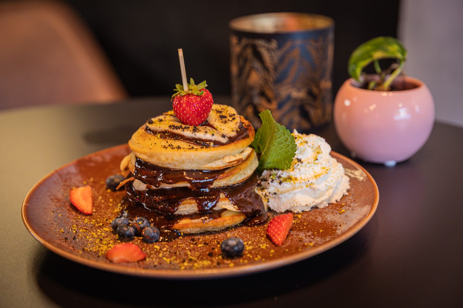 Pancake-Turm mit frischen Beeren und Sahne