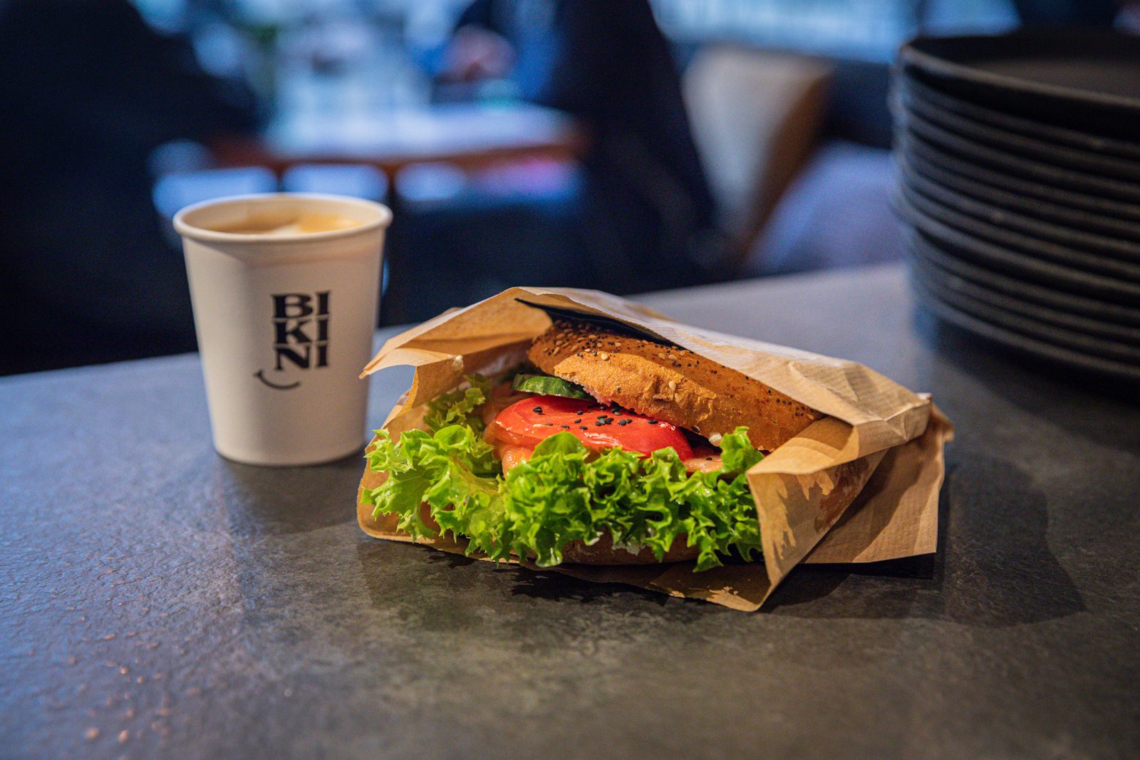 BIKINI-Becher und frisches Sandwich zum Mitnehmen