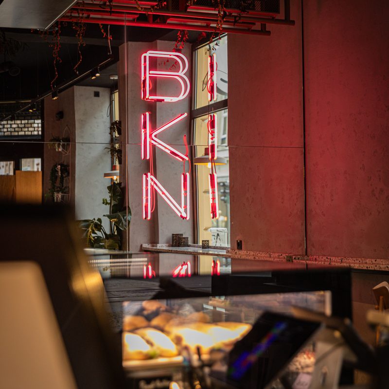 Pinkes BIKINI-Neon im Laden